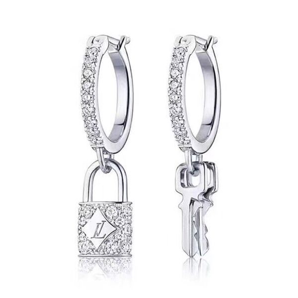 New terling ilver de igner letter dangel earring luxury loui earring with tamp famou jewelry gift for love girlfriend
New terling ilver de igner letter dangel earring luxury loui earring with tamp famou jewelry gift for love girlfriend