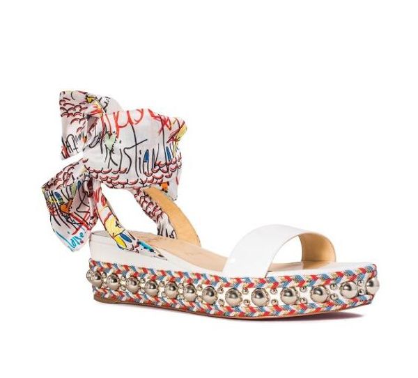 High Quality Gorgeous Red Bottom Levantine 60mm White Patent Leather Wedge Sandals Gold Studs Graffiti Ankle Strap Gladiator Sandals
High Quality Gorgeous Red Bottom Levantine 60mm White Patent Leather Wedge Sandals Gold Studs Graffiti Ankle Strap Gladiator Sandals