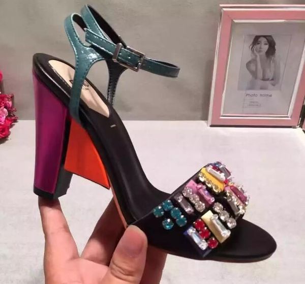 High-quality classic diamond fashion high heels, retro style design, purple thick with free shipping, gift box + dust bag
High-quality classic diamond fashion high heels, retro style design, purple thick with free shipping, gift box + dust bag