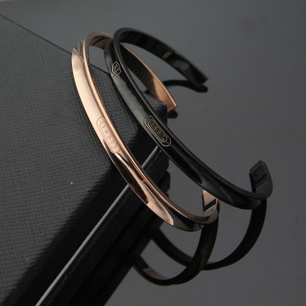 Браслет-манжета из титановой стали с золотыми буквами T-образной формы для женщин
Браслет-манжета из титановой стали с золотыми буквами T-образной формы для женщин