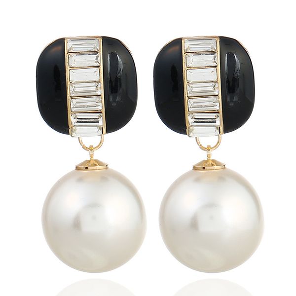 korean version of the simple fashion rhinestone imitation pearl earrings temperament wild ladies short jewelry wholesale charm, Golden
korean version of the simple fashion rhinestone imitation pearl earrings temperament wild ladies short jewelry wholesale charm, Golden