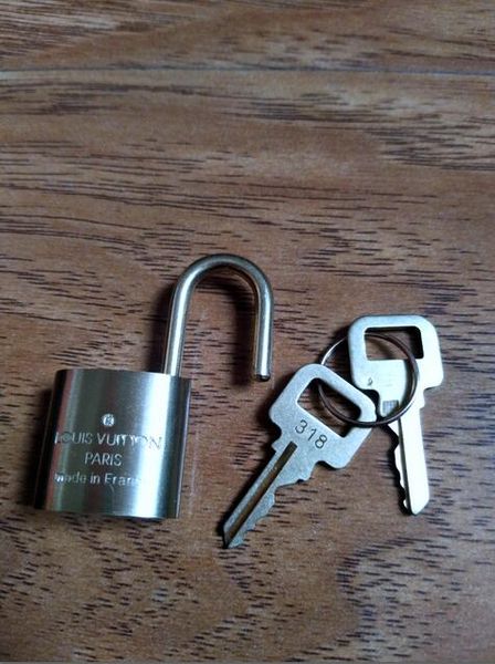 luxuty key traveling lock Men's luggage padlock safety lock metal color various color locks and keys Suitcase padlock. 
luxuty key traveling lock Men's luggage padlock safety lock metal color various color locks and keys Suitcase padlock.