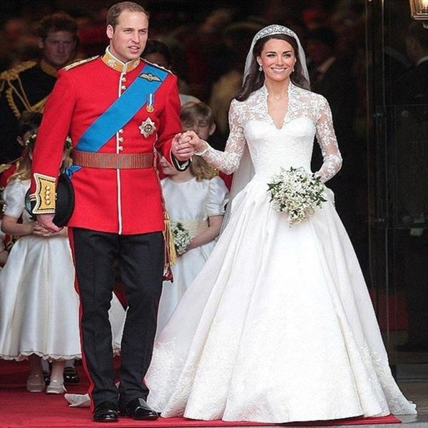 elegant kate middleton wedding dress a line princess sheer long sleeves v-neck lace appliques chapel train satin bridal gowns white ivory
elegant kate middleton wedding dress a line princess sheer long sleeves v-neck lace appliques chapel train satin bridal gowns white ivory