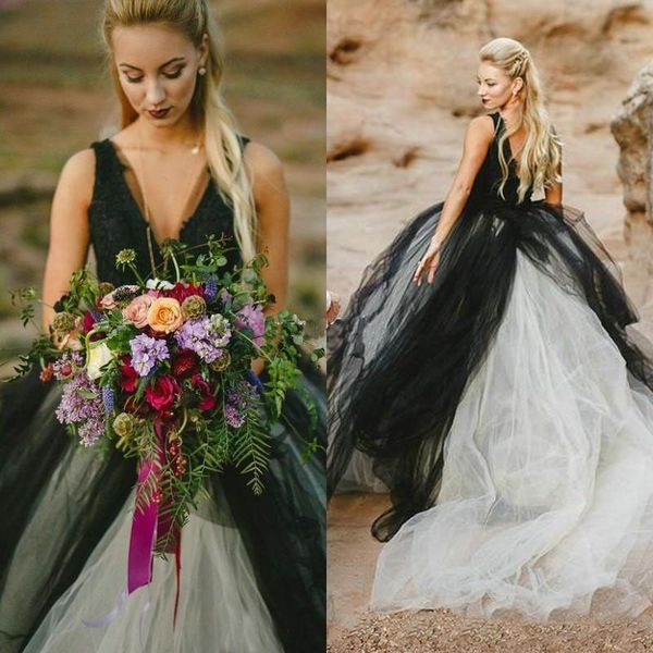 Vintage Black and White Wedding Dress Gothic Deep V Neck Sleeveless Lace Top Tulle Skirt Beach Bridal Gowns Backless Brides Wear
Vintage Black and White Wedding Dress Gothic Deep V Neck Sleeveless Lace Top Tulle Skirt Beach Bridal Gowns Backless Brides Wear