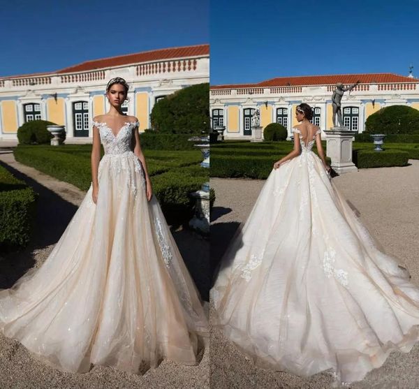 2019 Elegant Champagne Off the Shoulder Designer Wedding Dresses Sheer Neck Tulle Lace Appliqued Illusion Back with Buttons Bridal Gowns
2019 Elegant Champagne Off the Shoulder Designer Wedding Dresses Sheer Neck Tulle Lace Appliqued Illusion Back with Buttons Bridal Gowns
