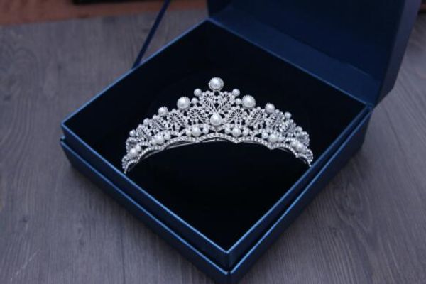 

2018 new arrival elegent beautiful crystal pearls headband accessories vintage sparkling wedding supplies headpieces handmade pageant crown, Silver