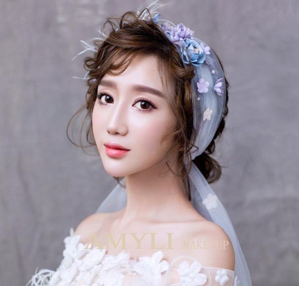 the bride and daughter are wearing wedding accessories, flowers, feathers, hair pins, hair bands, wedding gauze, accessories, and accessorie, Silver
the bride and daughter are wearing wedding accessories, flowers, feathers, hair pins, hair bands, wedding gauze, accessories, and accessorie, Silver