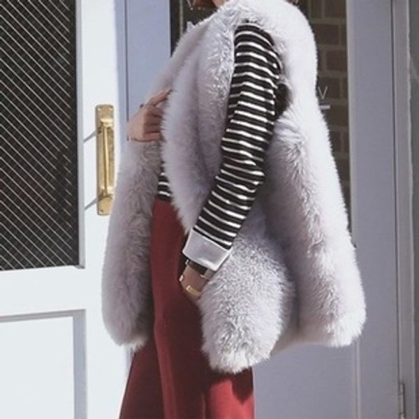 1000g new fashion winter women fur vest jacket fur coat warm thick outercoat t0397, Black;white
1000g new fashion winter women fur vest jacket fur coat warm thick outercoat t0397, Black;white