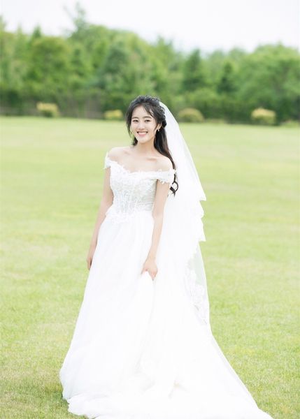 stunning ball gown wedding dress off shoulder lace-up back sweep train pleats tulle applique with sequins beads bridal gowns plus size, White
stunning ball gown wedding dress off shoulder lace-up back sweep train pleats tulle applique with sequins beads bridal gowns plus size, White