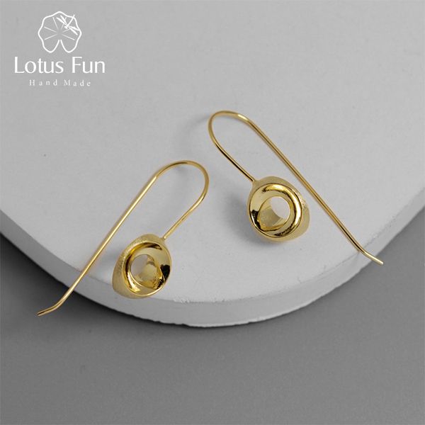 lotus fun real стерлингового серебра 925 креативный дизайнер изящных украшений минимализм стереоскопический полукруг серьги мотаться для жен, Golden;silver
lotus fun real стерлингового серебра 925 креативный дизайнер изящных украшений минимализм стереоскопический полукруг серьги мотаться для жен, Golden;silver