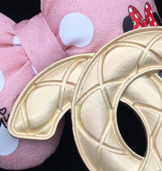 Новый известный дизайнерский сплав глянцевая буква брошь дамский костюм девушка
Новый известный дизайнерский сплав глянцевая буква брошь дамский костюм девушка