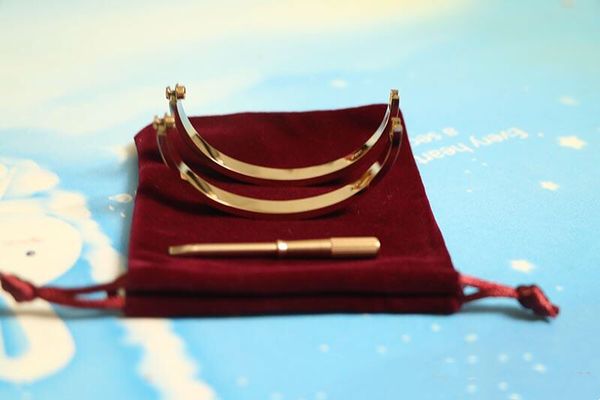 Titanium Steel Love Bracelets for women rose gold/silver/gold Screwdriver Bangles men charm screw bracelet Couple Jewelry with original bag
Titanium Steel Love Bracelets for women rose gold/silver/gold Screwdriver Bangles men charm screw bracelet Couple Jewelry with original bag