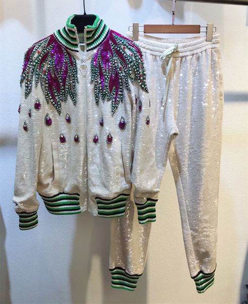 2018 White Stand Collar Long Sleeves Women's Jackets And Long Pants Feather Applique Sequins Crystals Designer 2 Pieces Sets Women 90705
2018 White Stand Collar Long Sleeves Women's Jackets And Long Pants Feather Applique Sequins Crystals Designer 2 Pieces Sets Women 90705