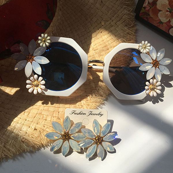 2017 new fashion women girls rhinestone crystal sunglasses retro decor floral flower sunglasses summer beach glasses, White;black
2017 new fashion women girls rhinestone crystal sunglasses retro decor floral flower sunglasses summer beach glasses, White;black