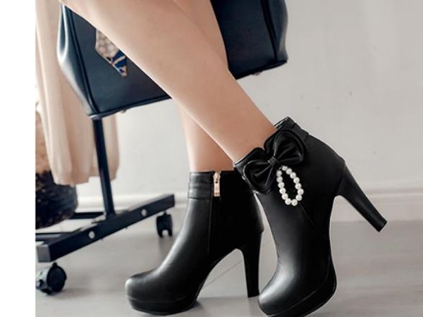 send 2018 new style high heel autumn and winter coarse heel martin boots women short boots, Black
send 2018 new style high heel autumn and winter coarse heel martin boots women short boots, Black