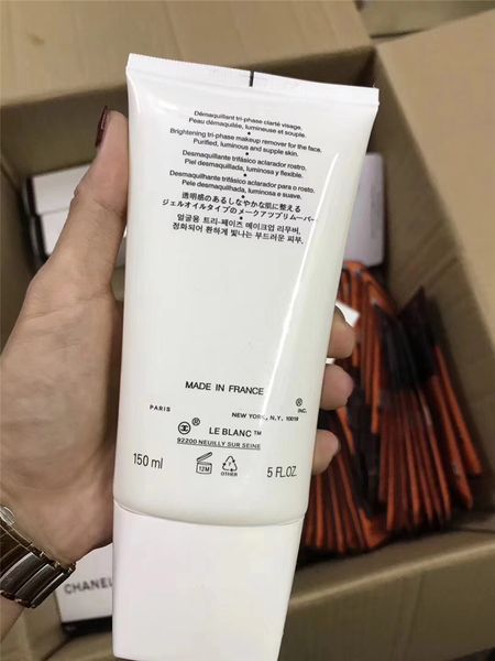 Очищающее молочко известной марки LE BLANC THE WHITE Средство для снятия макияжа 150мл
Очищающее молочко известной марки LE BLANC THE WHITE Средство для снятия макияжа 150мл