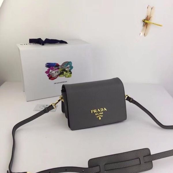 2018 new ladies bag metal lettering logo magnetic buckle opening and closing three internal compartments and a zipper bag
2018 new ladies bag metal lettering logo magnetic buckle opening and closing three internal compartments and a zipper bag