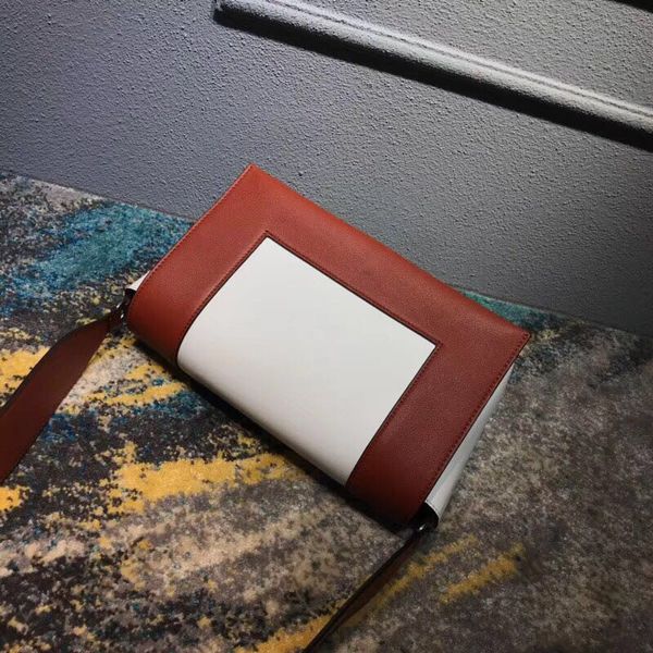 diagonal shoulder bag fashion casual style calfskin contrast stitching colorful upper body effect is very beautiful beauty essential
diagonal shoulder bag fashion casual style calfskin contrast stitching colorful upper body effect is very beautiful beauty essential