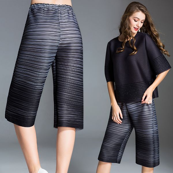 miyake folds lady's trousers striped print loose large size wide leg casual half pants summer new style ing, Black;white
miyake folds lady's trousers striped print loose large size wide leg casual half pants summer new style ing, Black;white