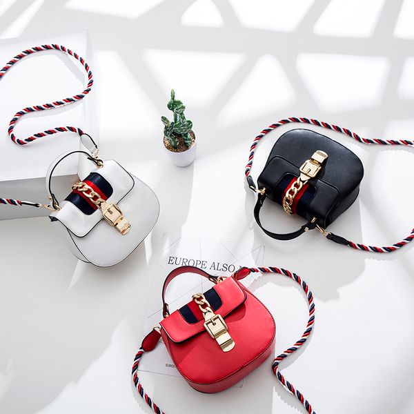 goblet fashion handbag female bag korean version of the small square bag shoulder messenger ladies simple leisure
goblet fashion handbag female bag korean version of the small square bag shoulder messenger ladies simple leisure