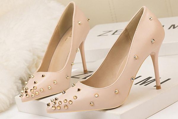 send 2018 autumn new style rivets high heel fine heel fashion pointed end women's shoes, Black
send 2018 autumn new style rivets high heel fine heel fashion pointed end women's shoes, Black