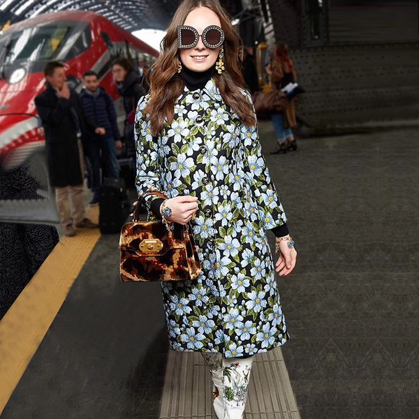 2018 winter vintage floral print trench coats women runway designer single breasted female christmas luxury jovercoat clothing, Tan;black
2018 winter vintage floral print trench coats women runway designer single breasted female christmas luxury jovercoat clothing, Tan;black