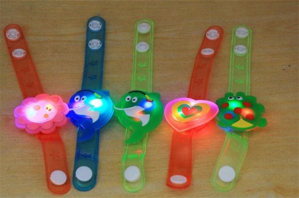 led часы игрушки мальчики девочки флэш запястье светятся светящиеся браслеты мультфильм led night light рождественская вечеринка украшения
led часы игрушки мальчики девочки флэш запястье светятся светящиеся браслеты мультфильм led night light рождественская вечеринка украшения
