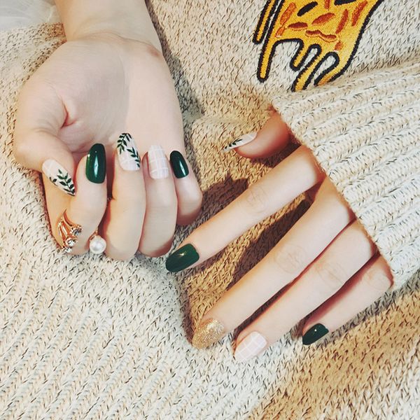 24pcs/set dark green leaves self-adhesive false nails,middle-long small round head full nail tips bride finger art tool, Red;gold
24pcs/set dark green leaves self-adhesive false nails,middle-long small round head full nail tips bride finger art tool, Red;gold
