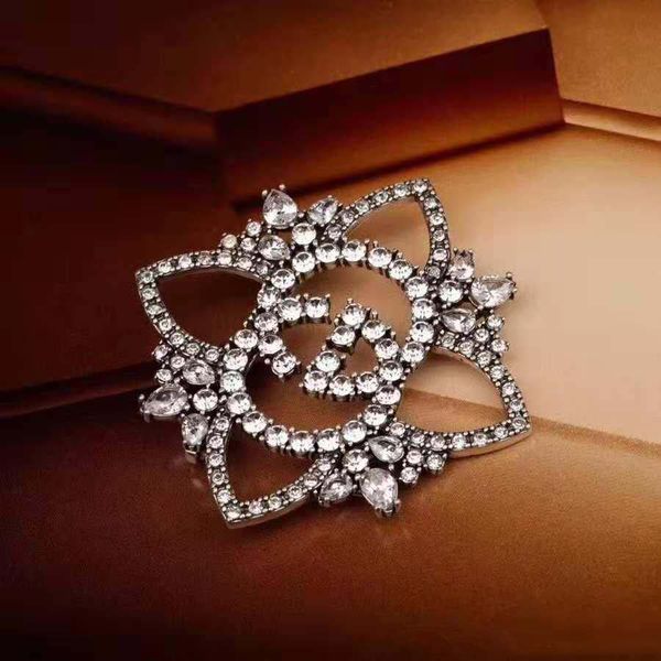 Hot Fashion Unisex Men Women Brooch White Gold Plated AAA+ CZ Designer Letter Brooches for Men Women for Party Wedding Nice Gift
Hot Fashion Unisex Men Women Brooch White Gold Plated AAA+ CZ Designer Letter Brooches for Men Women for Party Wedding Nice Gift