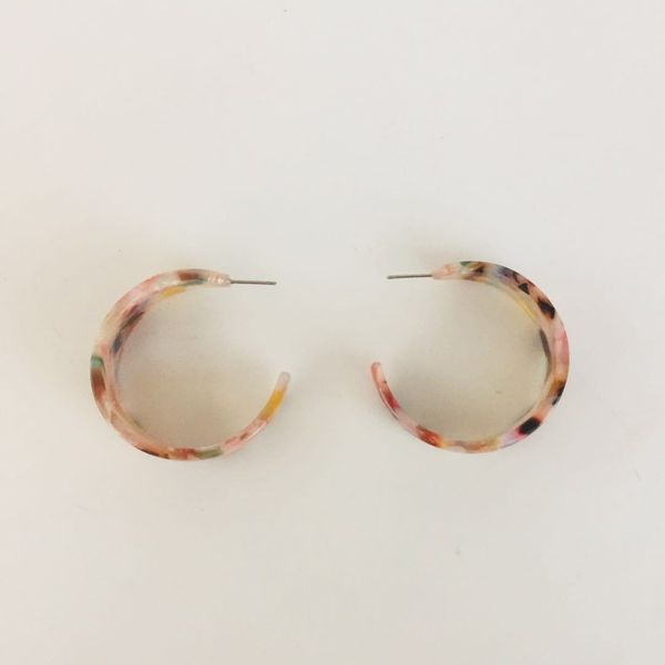 middle size crescent tortoiseshell hoop earrings multicolored tortoise shell 1 2/8"d, Golden;silver
middle size crescent tortoiseshell hoop earrings multicolored tortoise shell 1 2/8"d, Golden;silver
