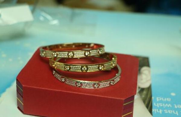 High quality full with CZ diamond Brand Love Screw H Bracelet Women cuff cater love bracelets Pulseira Feminina Masculin with original box
High quality full with CZ diamond Brand Love Screw H Bracelet Women cuff cater love bracelets Pulseira Feminina Masculin with original box