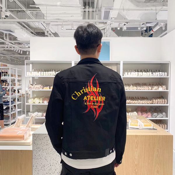 18FW Христианское ателье Homme вышивка джинсовые куртки пламя случайные пальто Мужчи
18FW Христианское ателье Homme вышивка джинсовые куртки пламя случайные пальто Мужчи
