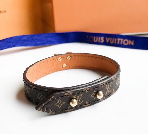 Hot sale genuine leather bracelet with V design for women bracelet fashion wedding jewelry gift with original box PS6243
Hot sale genuine leather bracelet with V design for women bracelet fashion wedding jewelry gift with original box PS6243