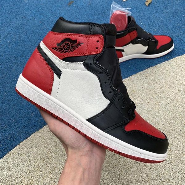 горячие оригиналы 1 high og bred toe 1s красный черный белый баскетбол обувь для мужчин аутентичные спортивные кроссовки с коробкой 555088-6
горячие оригиналы 1 high og bred toe 1s красный черный белый баскетбол обувь для мужчин аутентичные спортивные кроссовки с коробкой 555088-6
