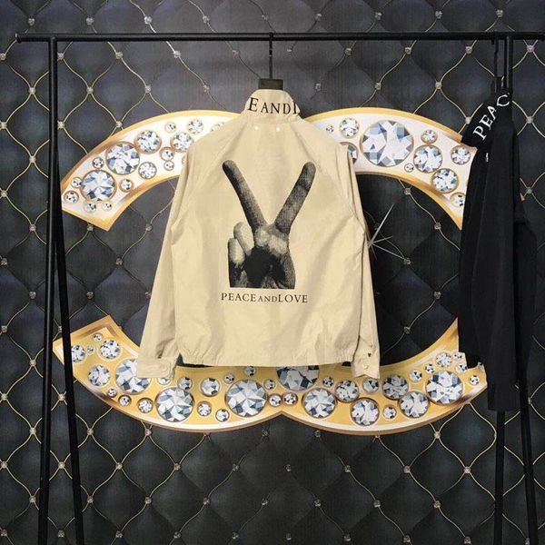 2018 Европа Париж палец победа мужчины и женщины обратный логотип мир и любовь улиц
2018 Европа Париж палец победа мужчины и женщины обратный логотип мир и любовь улиц