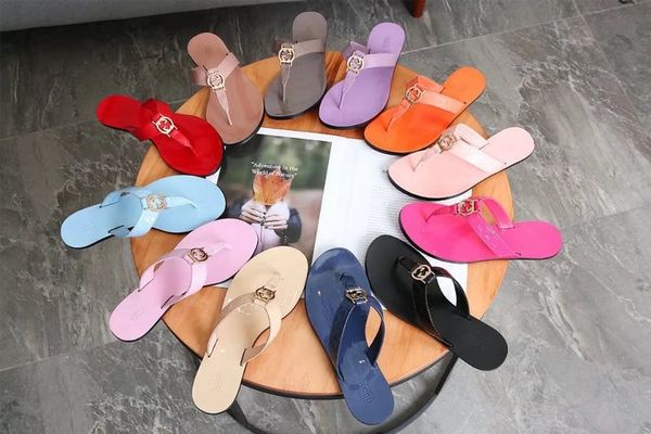 Top Quality Luxury Men Women Letter Metal Buckle Couples flip-flops Genuine Patent leather Flat Slippers sandals 35-45 With Box
Top Quality Luxury Men Women Letter Metal Buckle Couples flip-flops Genuine Patent leather Flat Slippers sandals 35-45 With Box