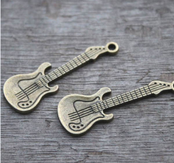 12pcs/lot--guitar charms, antique bronze tone guitars charm pendants 31x11mm, Bronze;silver
12pcs/lot--guitar charms, antique bronze tone guitars charm pendants 31x11mm, Bronze;silver