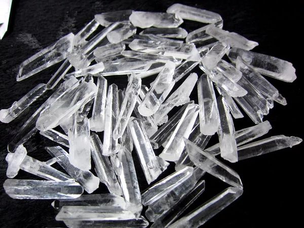 100g natural transparent quartz crystal point termination rod specimen.
100g natural transparent quartz crystal point termination rod specimen.