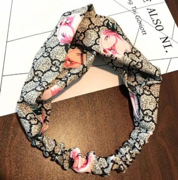 Eur Мода Печати Шелковая Лента Hairbands Крест Эластичный Оголовье Марка Письма G Дизайнер Головные Уборы Женщины Девушка Йога Спорт Головные Уборы Аксессуары
Eur Мода Печати Шелковая Лента Hairbands Крест Эластичный Оголовье Марка Письма G Дизайнер Головные Уборы Женщины Девушка Йога Спорт Головные Уборы Аксессуары
