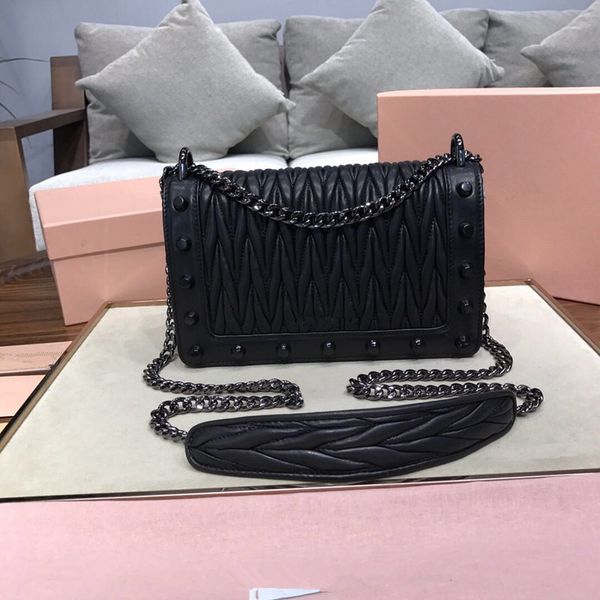2018 new style bag, chain leather shoulder strap, single shoulder or slanted shoulder, pink four seasons matching style
2018 new style bag, chain leather shoulder strap, single shoulder or slanted shoulder, pink four seasons matching style