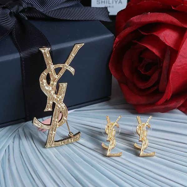 High-grade letter brooch earrings simple coat pin cardigan Korea wild luxury temperament shawl buckle atmospheric female accessories 
High-grade letter brooch earrings simple coat pin cardigan Korea wild luxury temperament shawl buckle atmospheric female accessories