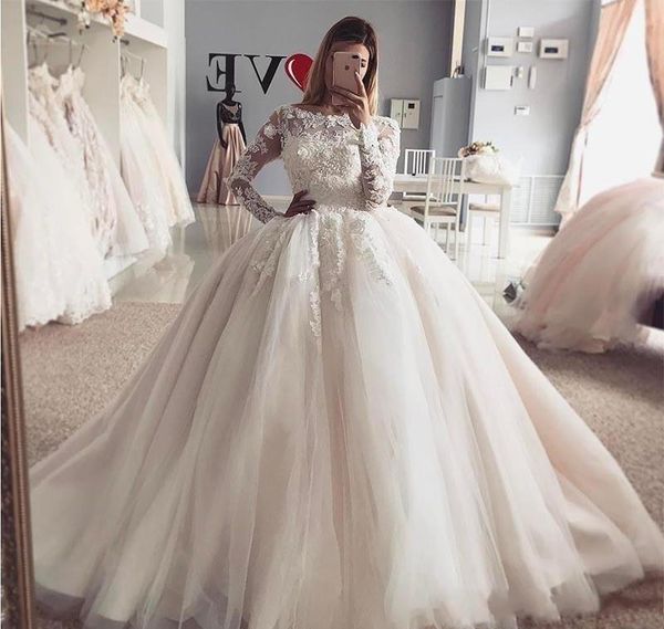 2018 Vintage Arabic Dubai Princess Wedding Dress Puffy Sheer Long Sleeves Lace Appliqued Tulle Bride Bridal Gown Plus Size Custom Made
2018 Vintage Arabic Dubai Princess Wedding Dress Puffy Sheer Long Sleeves Lace Appliqued Tulle Bride Bridal Gown Plus Size Custom Made
