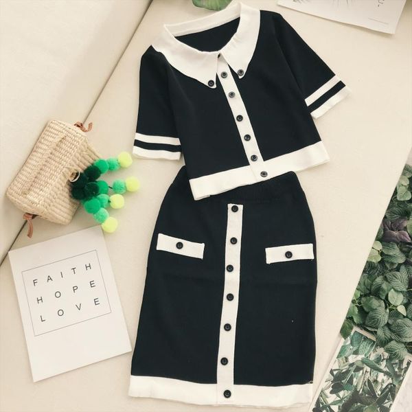 2pcs/set woman suits black and white contrast color buttons knitted shirt short-sleeved pullover + thin package hip skirt
2pcs/set woman suits black and white contrast color buttons knitted shirt short-sleeved pullover + thin package hip skirt