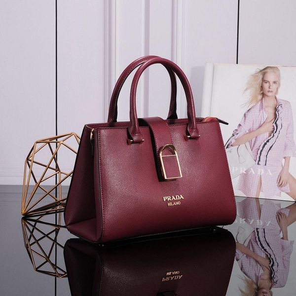 Ladies luxury handbags Palm print leather Fashion atmosphere simple Italian famous brand Shoulder bag Size 29.5-20-11cm Item No. 2970#
Ladies luxury handbags Palm print leather Fashion atmosphere simple Italian famous brand Shoulder bag Size 29.5-20-11cm Item No. 2970#