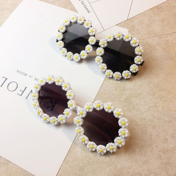 flower round sunglasses women vintage model shooting sunglasses summer vacation party ladies beach eye ware uv400, White;black
flower round sunglasses women vintage model shooting sunglasses summer vacation party ladies beach eye ware uv400, White;black