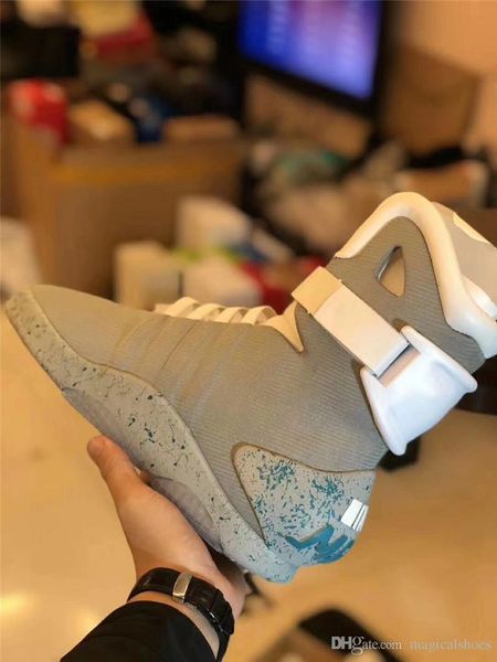 Auto Laces Boots Кроссовки Air Mag Светодиодные туфли Marty McFly назад в будущее Glow In The Dark Grey Boots Кроссовки McFlys с обувной коробкой
Auto Laces Boots Кроссовки Air Mag Светодиодные туфли Marty McFly назад в будущее Glow In The Dark Grey Boots Кроссовки McFlys с обувной коробкой