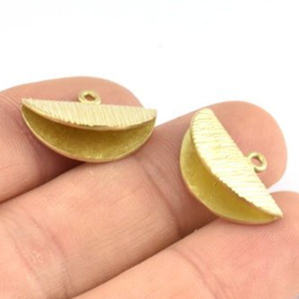 6pc raw brass-half moon textured ribbon crimp end with 1 loop, findings (nickel and lead . (20x13mm) e589, Blue;slivery
6pc raw brass-half moon textured ribbon crimp end with 1 loop, findings (nickel and lead . (20x13mm) e589, Blue;slivery