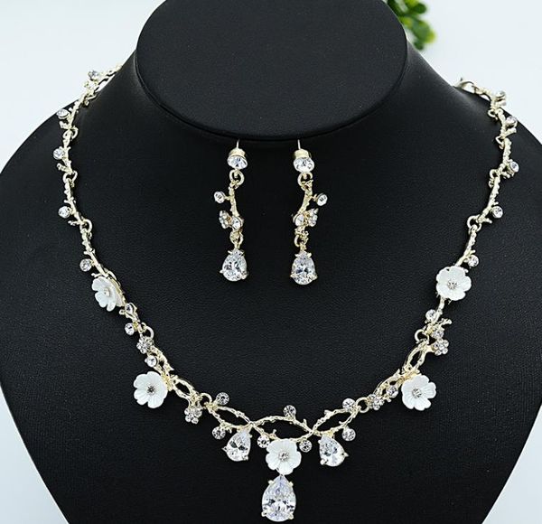 bridal two sets of wedding dresses, flowers, accessories, handcrafted necklace, earrings, alloy jewelry, Silver
bridal two sets of wedding dresses, flowers, accessories, handcrafted necklace, earrings, alloy jewelry, Silver