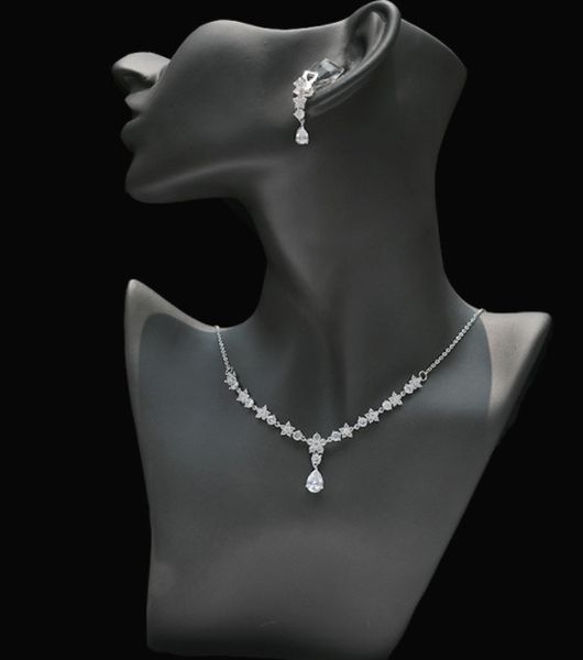 a simple bride's five-petalled zircon necklace with wedding jewelry and wedding dress accessories, White
a simple bride's five-petalled zircon necklace with wedding jewelry and wedding dress accessories, White