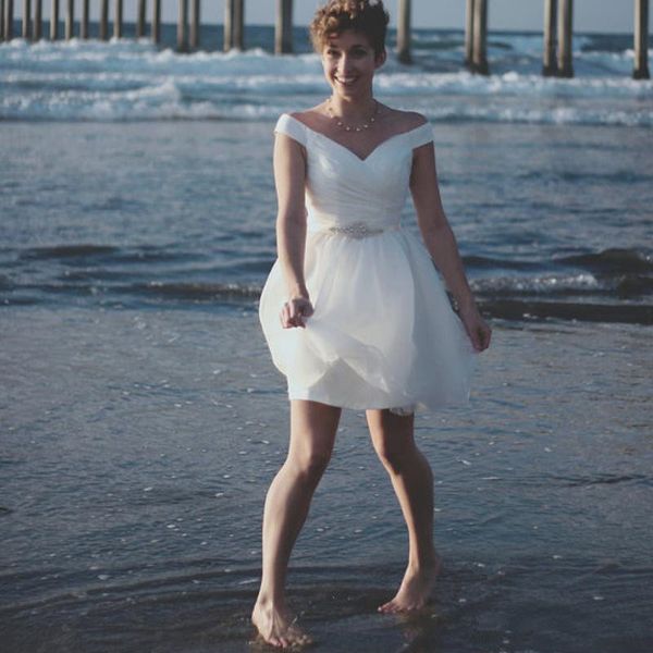 2019 short beach wedding dresses vestido de novia new matched beads sash pleats a-line off-the-shoulder mini chiffon bridal gowns w105, White
2019 short beach wedding dresses vestido de novia new matched beads sash pleats a-line off-the-shoulder mini chiffon bridal gowns w105, White